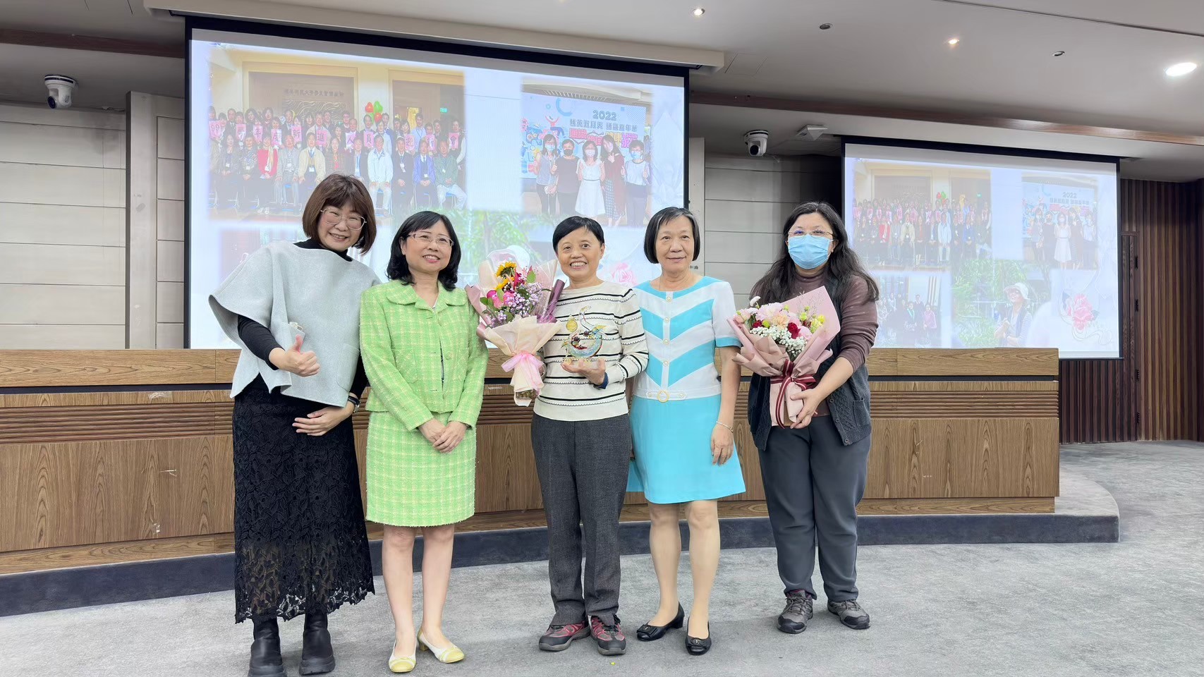 112學年度第1學期退休人員暨資深職員工頒獎表揚儀式照片2(另開新視窗)