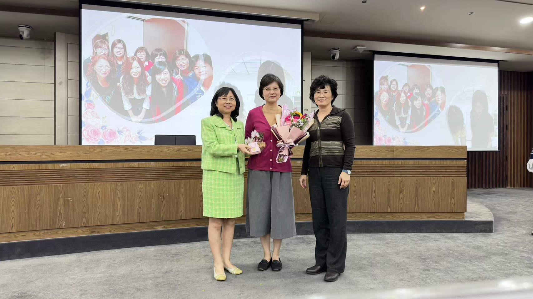 112學年度第1學期退休人員暨資深職員工頒獎表揚儀式照片6(另開新視窗)