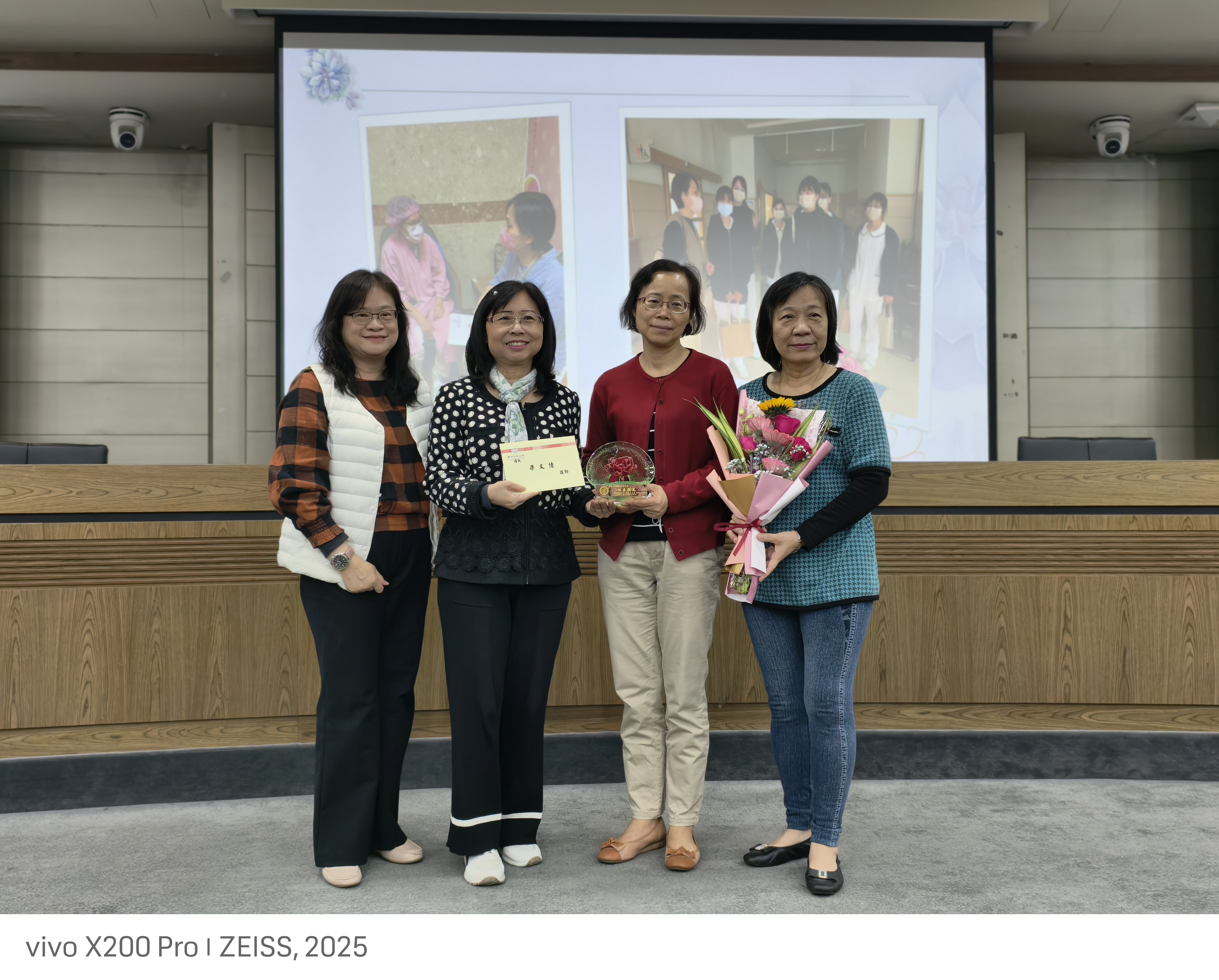 113學年度第1學期退休人員暨資深職員工頒獎表揚儀式照片4(另開新視窗)
