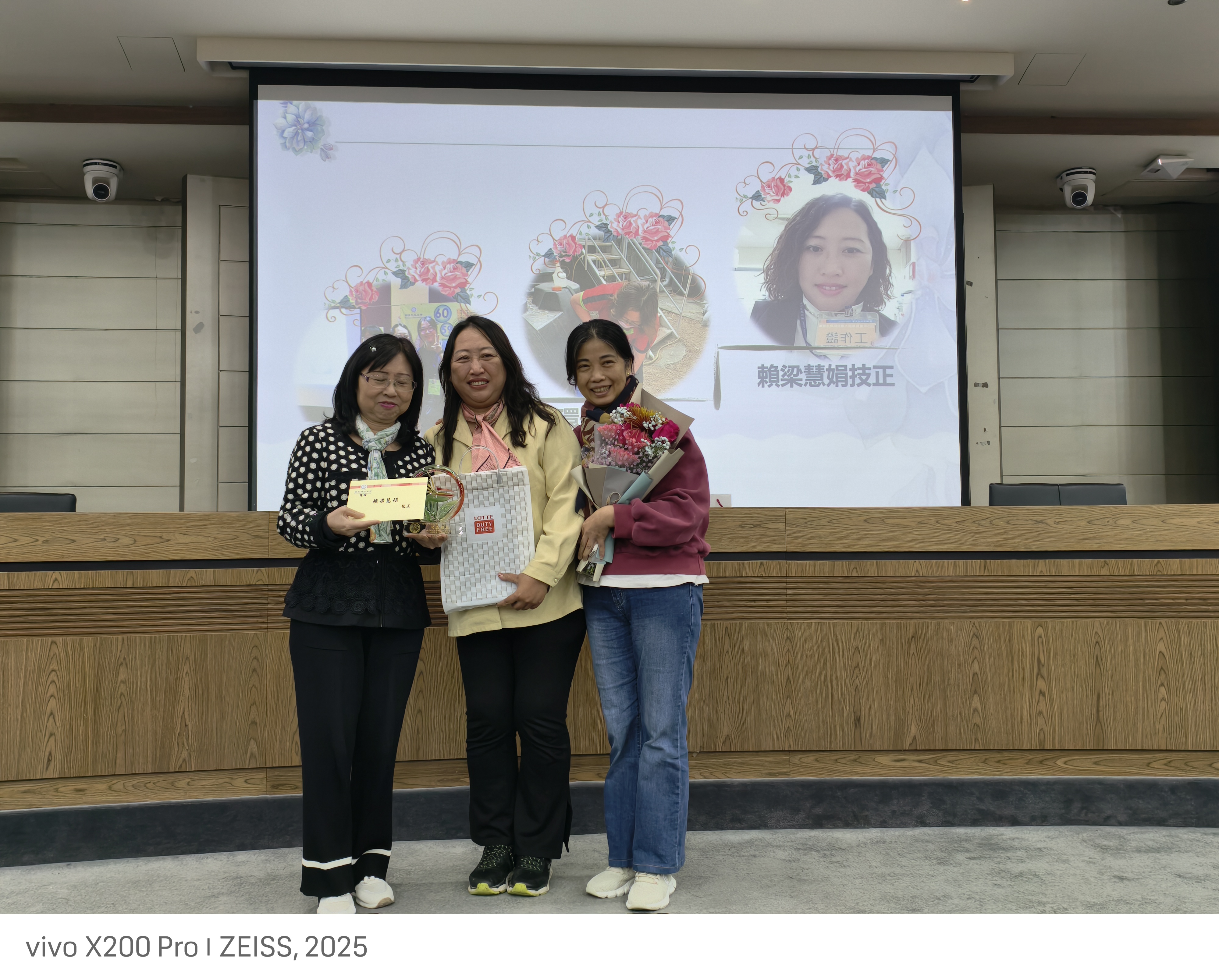 113學年度第1學期退休人員暨資深職員工頒獎表揚儀式照片6(另開新視窗)